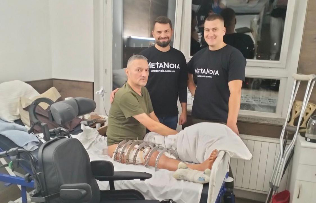 Metanoia_Übergabe-eines-Rollstuhls Metanoia Übergabe eines Rollstuhls