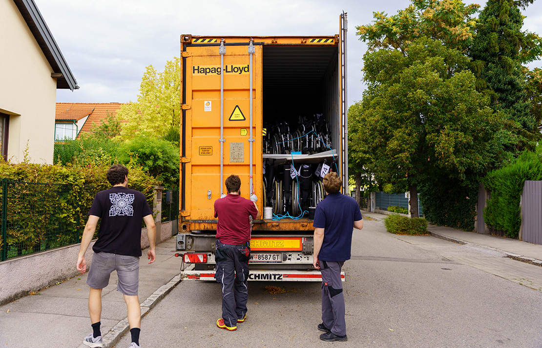 Container-mit-Hoffnung_Rollstühle-Container2 Container mit Hoffnung Rollstühle Container